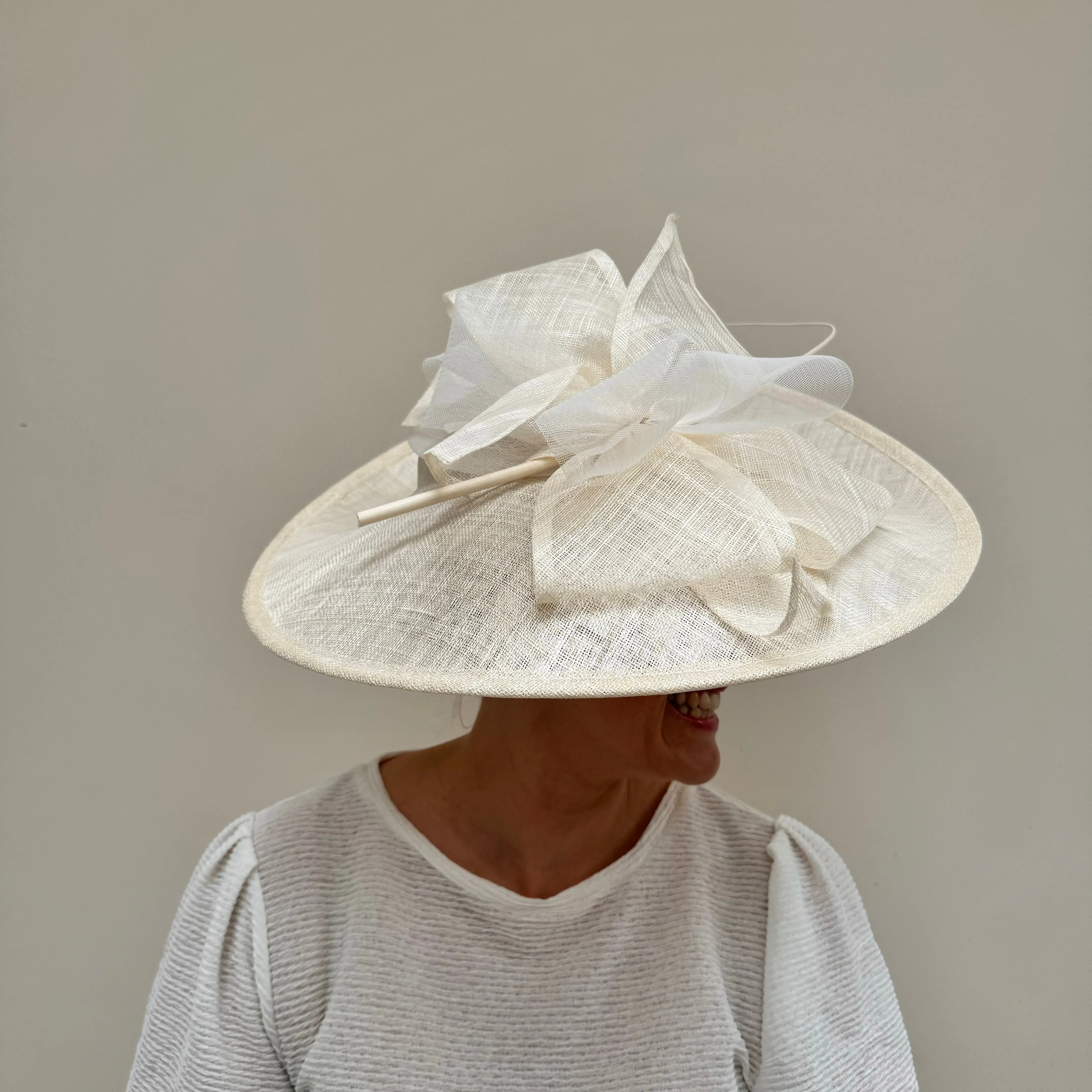 Max and Ellie GD8 Ivory Large Hatinator